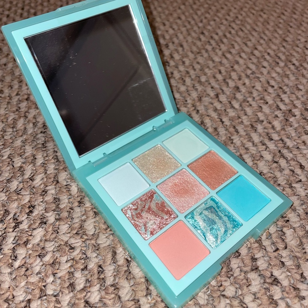Huda Beauty Mint “Pastel Obsessions”